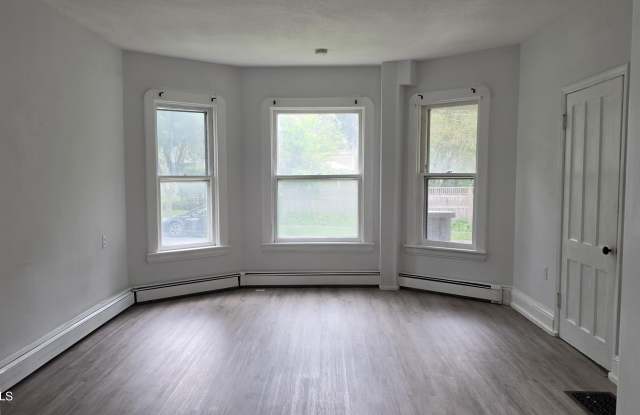 107 N Ten Broeck Street Gallery 3