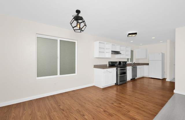 Spacious 3-Bedroom Townhouse with Private Yard & 2-Car Garage in Georgetown Gallery 1