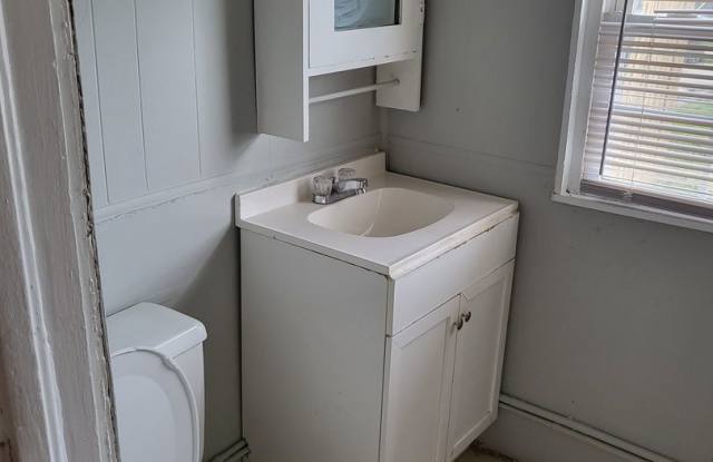 Flow through house with washer dryer hook up and off street parking EHA Approved Gallery 4