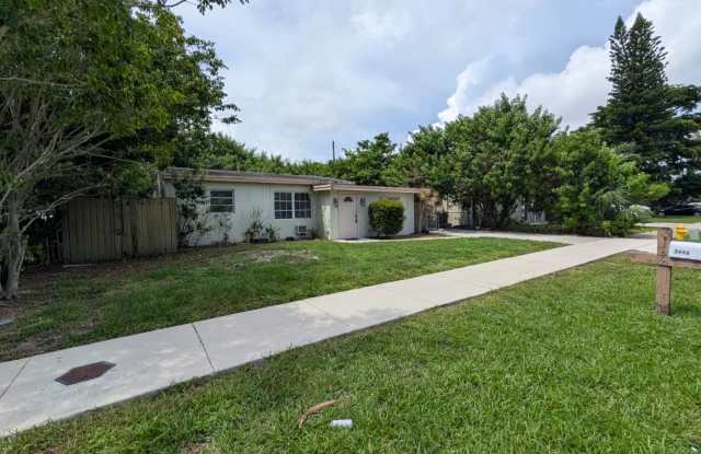 Pompano Beach Rental: 3 Bedrooms + Flexible Den - NO HOA - MOVE IN TODAY! Gallery 3