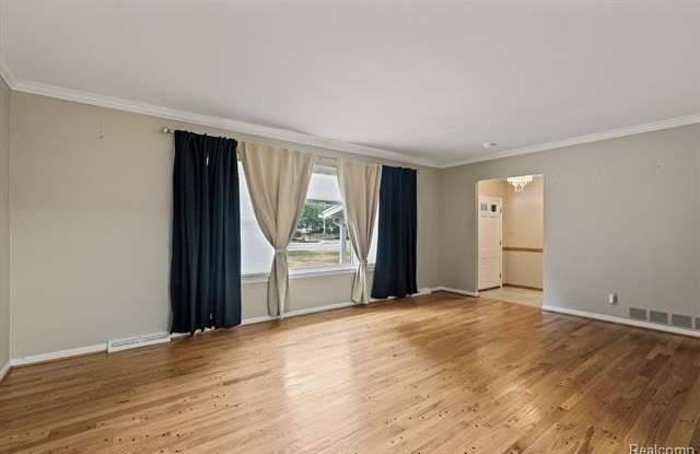 4753 QUARTON Road Gallery 3