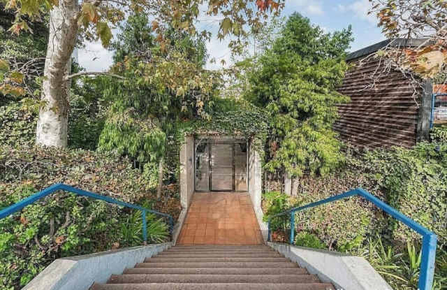 Unique Multi-Level Hollywood Hills Condo with 2 Bedrooms and 2 1/2 Bathrooms photos photos Unique Multi-Level Hollywood Hills Condo with 2 Bedrooms and 2 1/2 Bathrooms photos photos