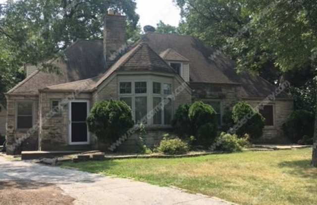 4 bedroom with tons of space, minutes from 80/94 - 2128 Ridge Road, Highland, IN 46322
