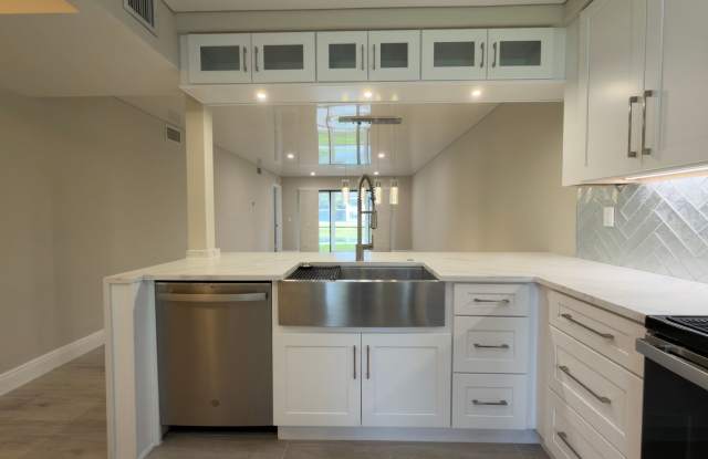 Modern 2-Bedroom First-Floor Residence with Peaceful Lake Views Gallery 4