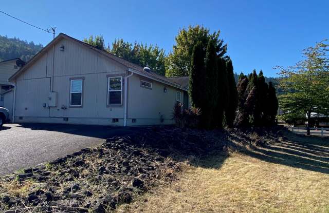 Great 3 Bedroom 2 Bath House in Roseburg! Gallery 1