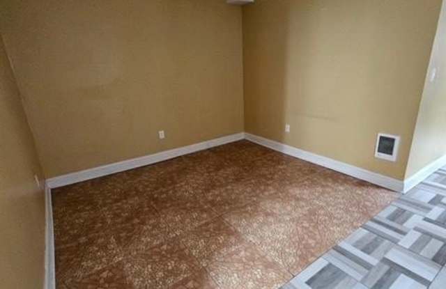 240-42 W GLENWOOD Avenue Gallery 2