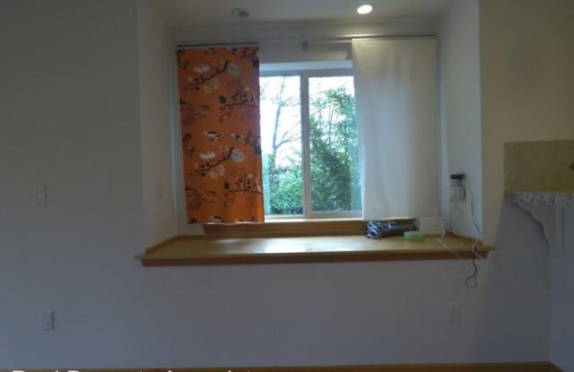 4216 7th Ave NE  Unit A Gallery 2