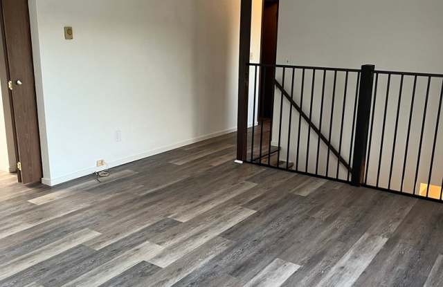 Sutherlin Upstairs 2 bedroom apartment on Comstock photos photos