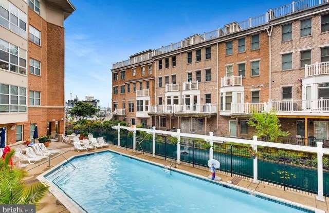 207 HARBORVIEW Drive Gallery 2