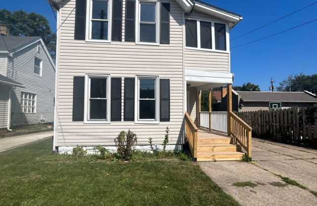 Welcome to this spacious 6-bedroom, 2-bathroom house located in the vibrant city of Cleveland Gallery 4