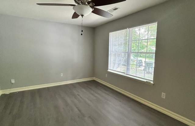 Charming 2 Bed, 1 Bath, 1 Car Garage, Covered Patio in Private Neighborhood! photos photos