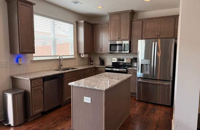 Spacious 3BR Townhome in Fairburn Gallery 3
