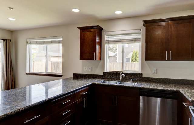 Charming 3-Bedroom Home Across from Nature Preserve & Frostad Pond! Gallery 4