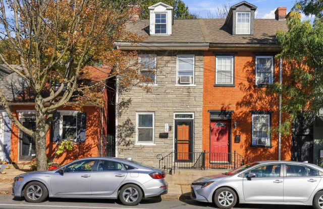 3 bed, 1 Bath in Chestnut Hill Neighborhood Available Now! Gallery 3