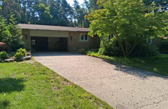 Beautiful 3-Bedroom Home with Pool on Lakeshore Drive Gallery 4