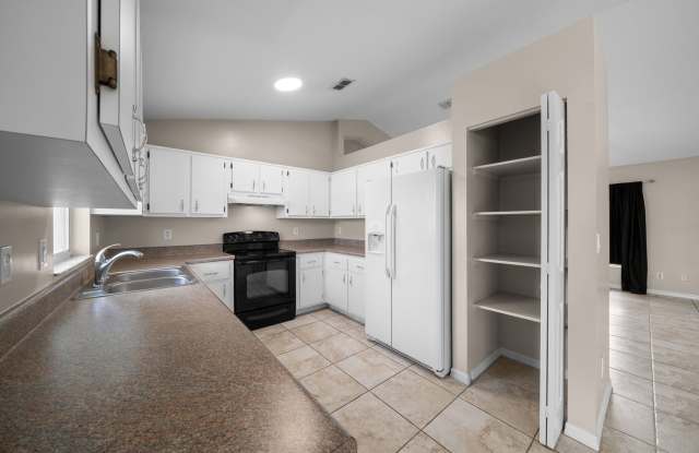 3/2/2 Beautiful Home with Spacious Backyard in Southeast Ocala Gallery 4