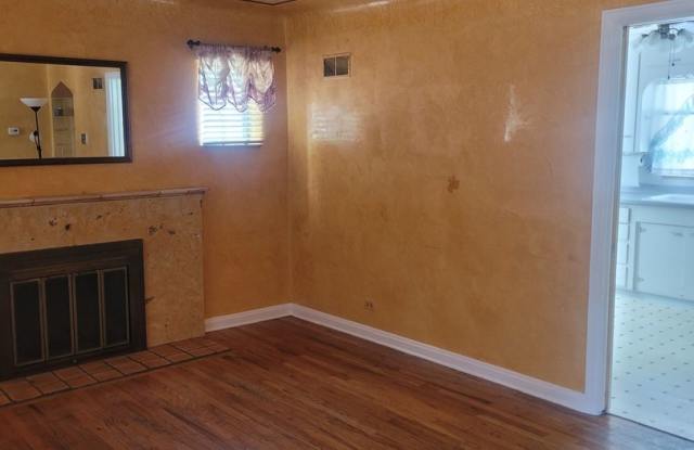 Charming 4BR Duplex in Englewood Gallery 4