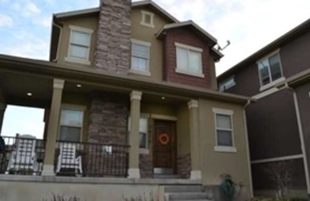Perfect Town Home in Eagle Mountain - 3879 East Cunninghill Drive, Eagle Mountain, UT 84005