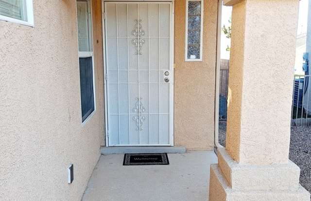 Charming 3 Bed 2 Bath Home in Huning Ranch Gallery 4