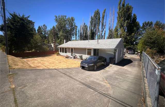 Cozy  Convenient 2-Bedroom Home with Large Yard in Burien Available 8/28/25! photos photos