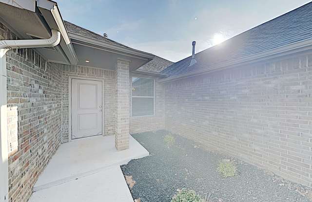 A Luxurious and Spacious 4 Bedroom 2 Bath Home with 3 Car Garage - Yukon Schools Gallery 3