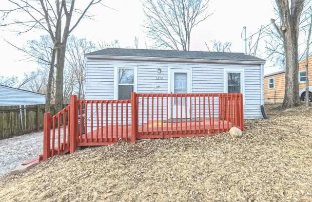 2 Bedroom on the East Side - Fenced In Back Yard - 1274 East 36th Court, Des Moines, IA 50317