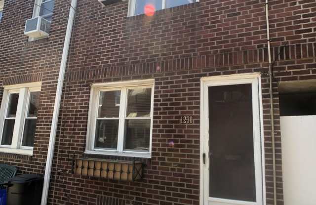 Well-maintained Passyunk Square 2 Bedroom Home! W/D! Yard! photos photos Well-maintained Passyunk Square 2 Bedroom Home! W/D! Yard! photos photos