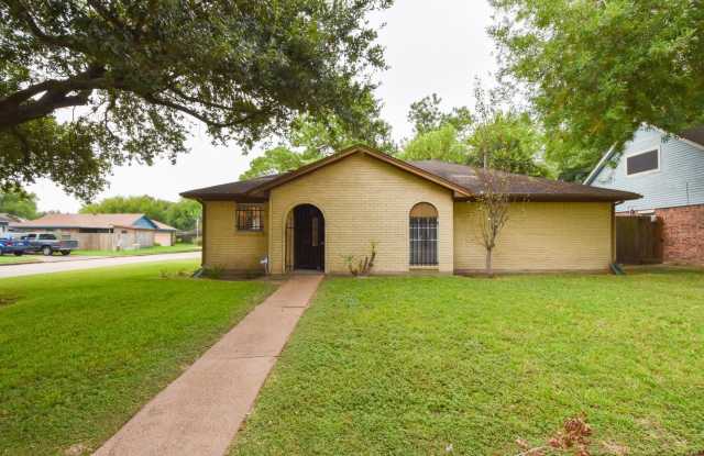 BEAUTIFUL CORNER LOT 3 BEDROOM 2 BATH HOME WITH BRAND NEW PAINT AND TILE FLOORING THROUGH OUT - 1503 Chippawa Lane, Pasadena, TX 77504