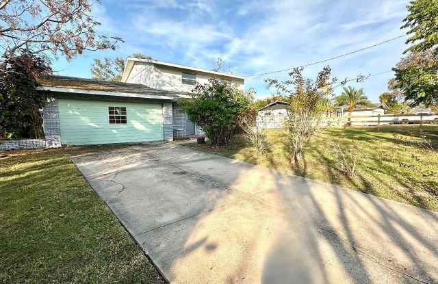 575 COMPTON COURT - 575 East Compton Court, North DeLand, FL 32724