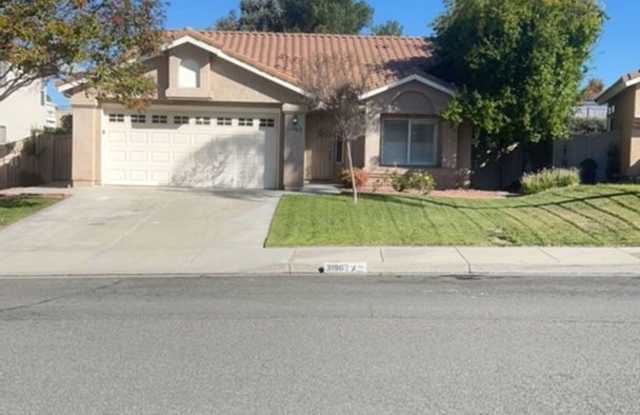 Beautiful Single-Family Home in the Desirable Red Hawk Community! - 31962 Corte Montoya, Temecula, CA 92592