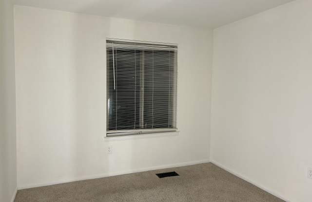 1032 West Side Drive Gallery 4