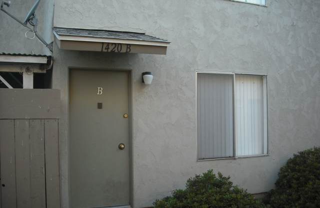 Spacious 2bedroom, 2 bathroom Townhouse w/yard  garage - 1420 Friedrich Lane, Oxnard, CA 93033
