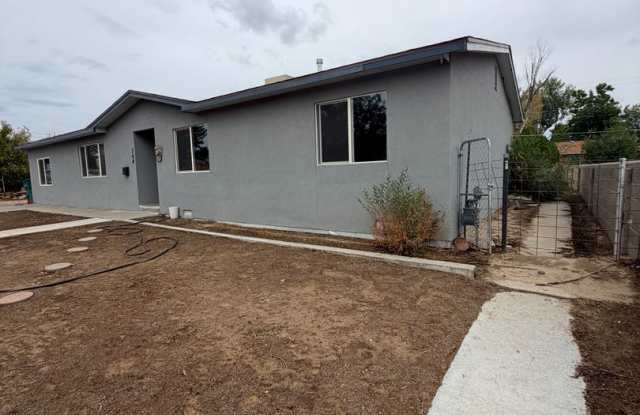 3 bed, 2 bath, 2 living spaces, Aztec NM Gallery 3
