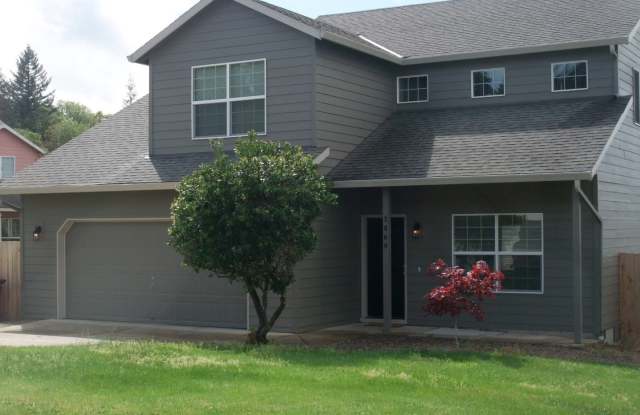 North Albany - Very Clean 5 Bedroom 2 1/2 Bath Home with A/C & Fenced Backyard Gallery 1