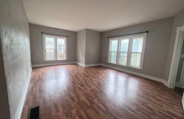 Wonderful and Spacious Three Bedroom Home Minutes from Downtown Grand Rapids!! - 1529 College Avenue Northeast, Grand Rapids, MI 49505
