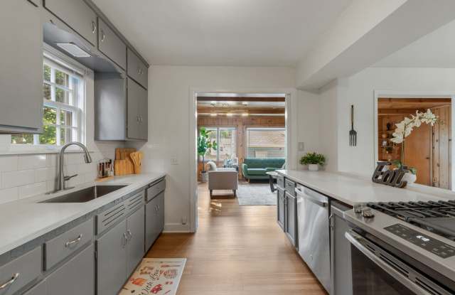 3 Bed Home in the Heart of Whitefish Bay! Gallery 4