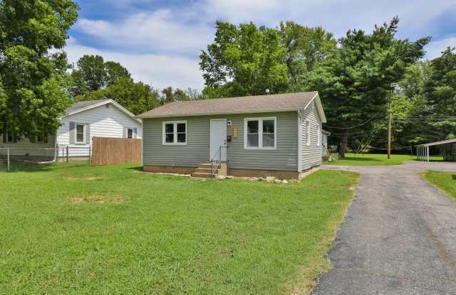 1 Bedroom | 1 Bathroom | House with Carport | Located on a Quiet Street| Lawn Care and Trash Included | PETS WELCOME Gallery 3
