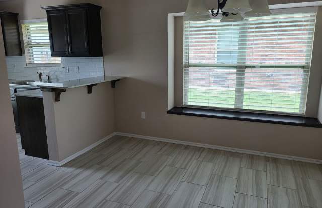 3 bed 2 bath in Yukon! Stunning finishes, vinyl wood, granite, stainless steel appliances! Gallery 3