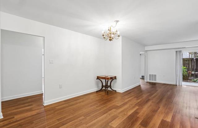 Main Level 2BR/2BA Condo - Private Fenced Patio! Gallery 4