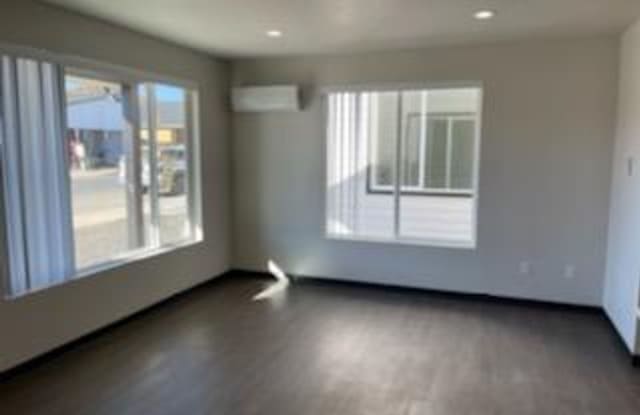 Modern design 3 bed, 2.5 bath duplex Available Now! Gallery 2