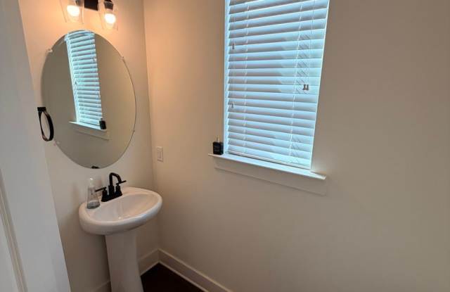 Elegant Lithonia 3 Bedroom 2.5 bath with Fenced backyard! Gallery 4