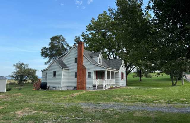 Charming 4 BR in a Rural Setting - Large Yard Gallery 2