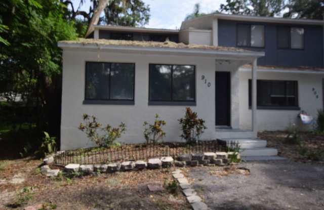 2 Bedroom, 2 Bath Townhouse For Rent at 910 Sumter Street Leesburg, Fl. 34748 Gallery 3