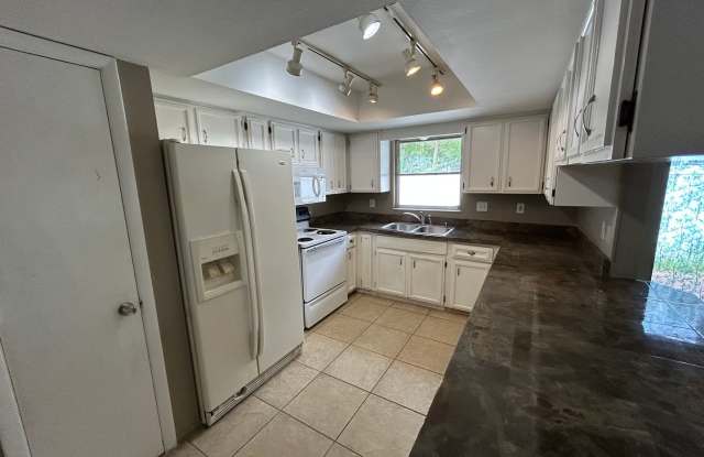 4/2 Home conveniently located in Sarasota near Beaches, Jungle Gardens, Airport & Downtown! Gallery 3