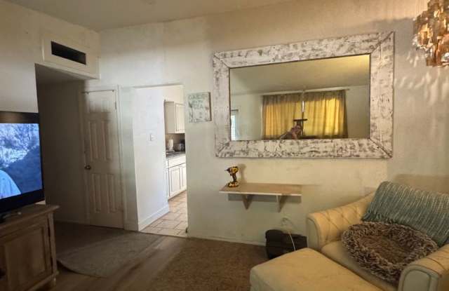 Centrally Located 3 bedroom 1 bathroom house! photos photos