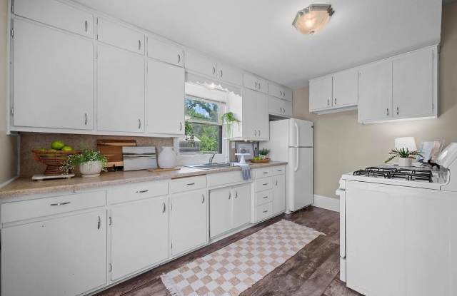 Charming 3 Bedroom - 1 Bath House! Gallery 1