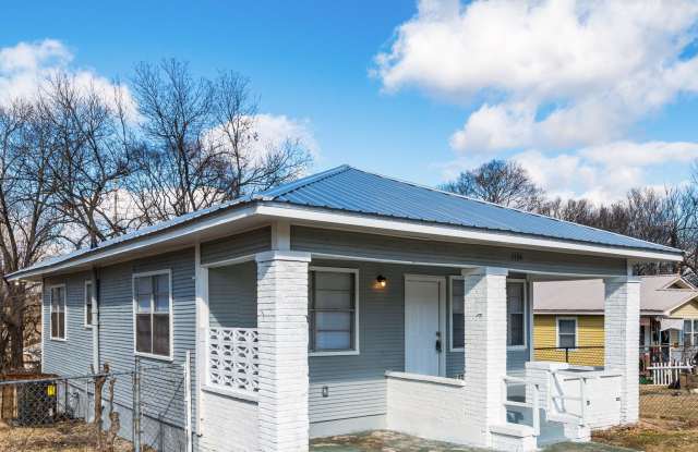 Charming 2-Bedroom Home with a Huge Kitchen & Fenced Backyard! Gallery 3