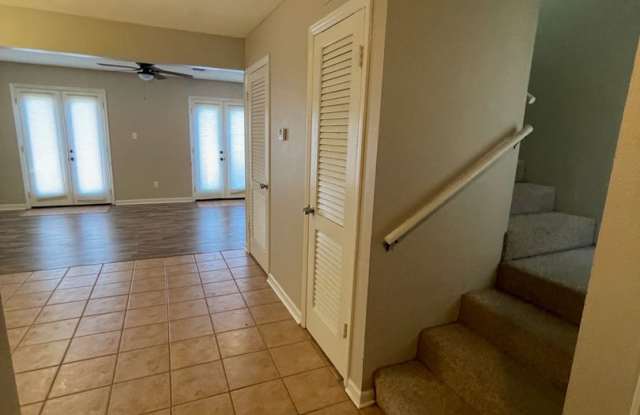 3 bed/1.5 bath townhome right off of I-49 Gallery 3