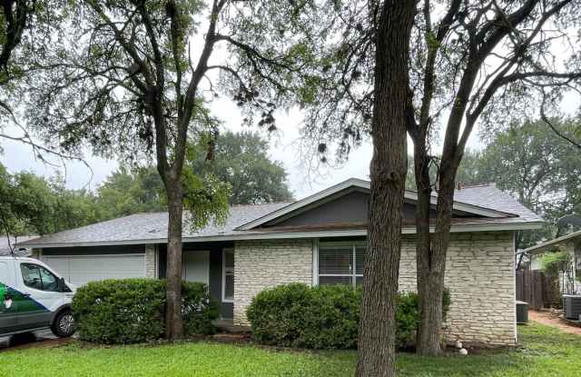Pet Friendly 3/2 on Shady Fenced Lot w/ Fireplace photos photos