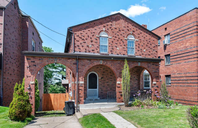 Spacious 4 Bed/2 Bath Home in Brentwood - Original Charm, Off-Street Parking - Available October! Gallery 3